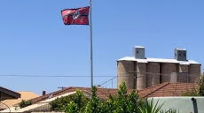 Австралийка сняла с дома нацистский флаг в результате давления общественности